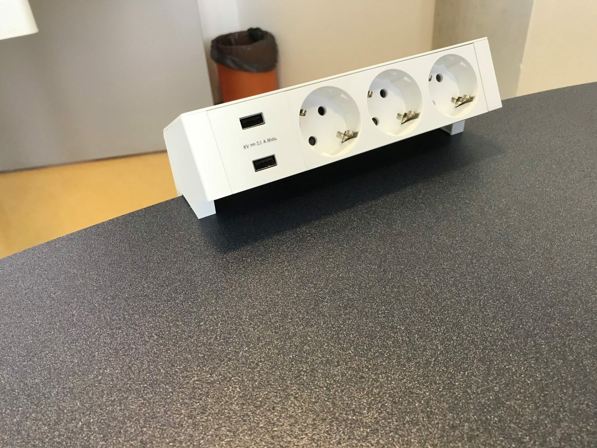 Op het bureau 3 wcd, 2 USB wit - Afbeelding 6