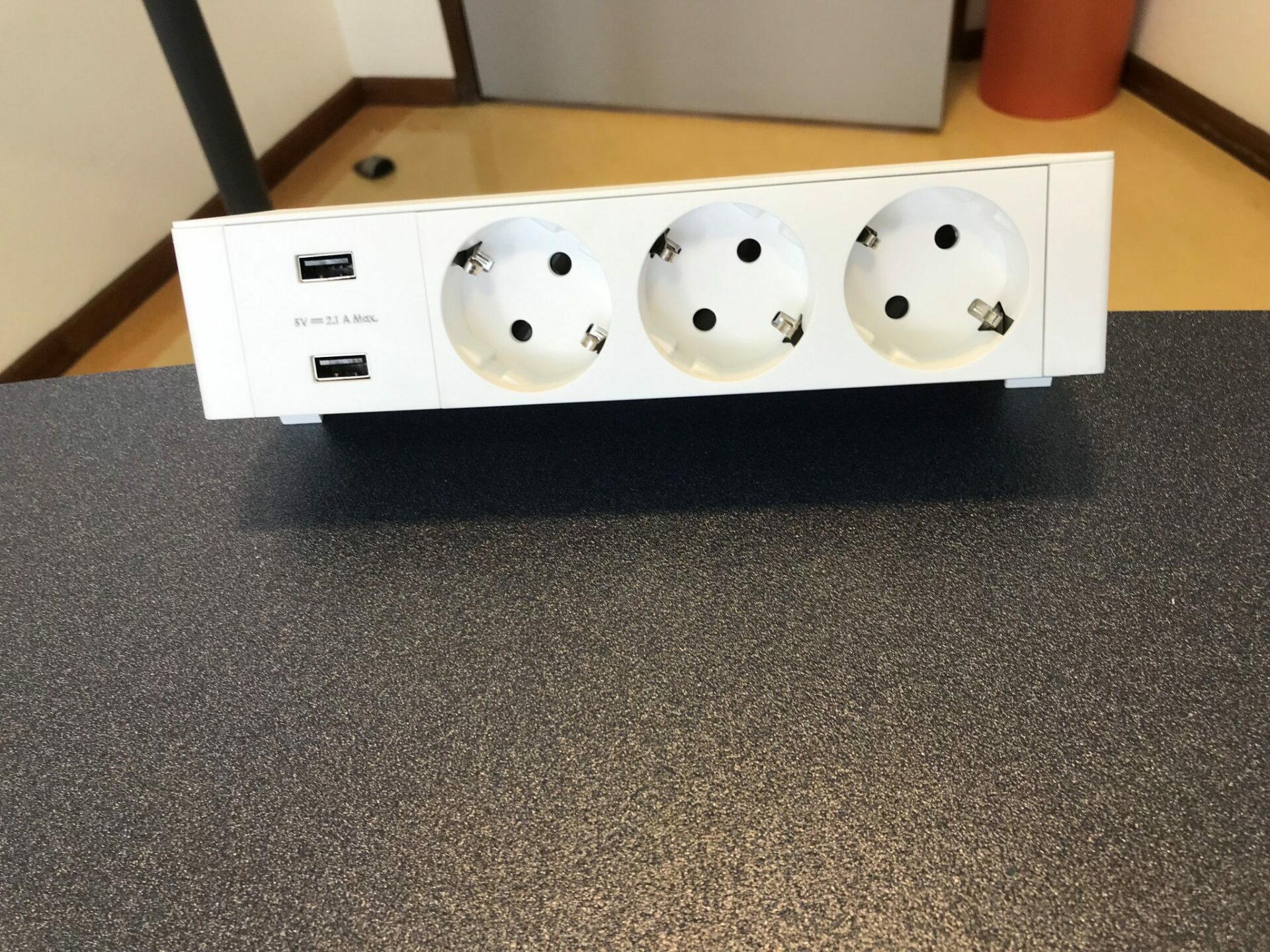 Op het bureau 3 wcd, 2 USB wit - Afbeelding 7