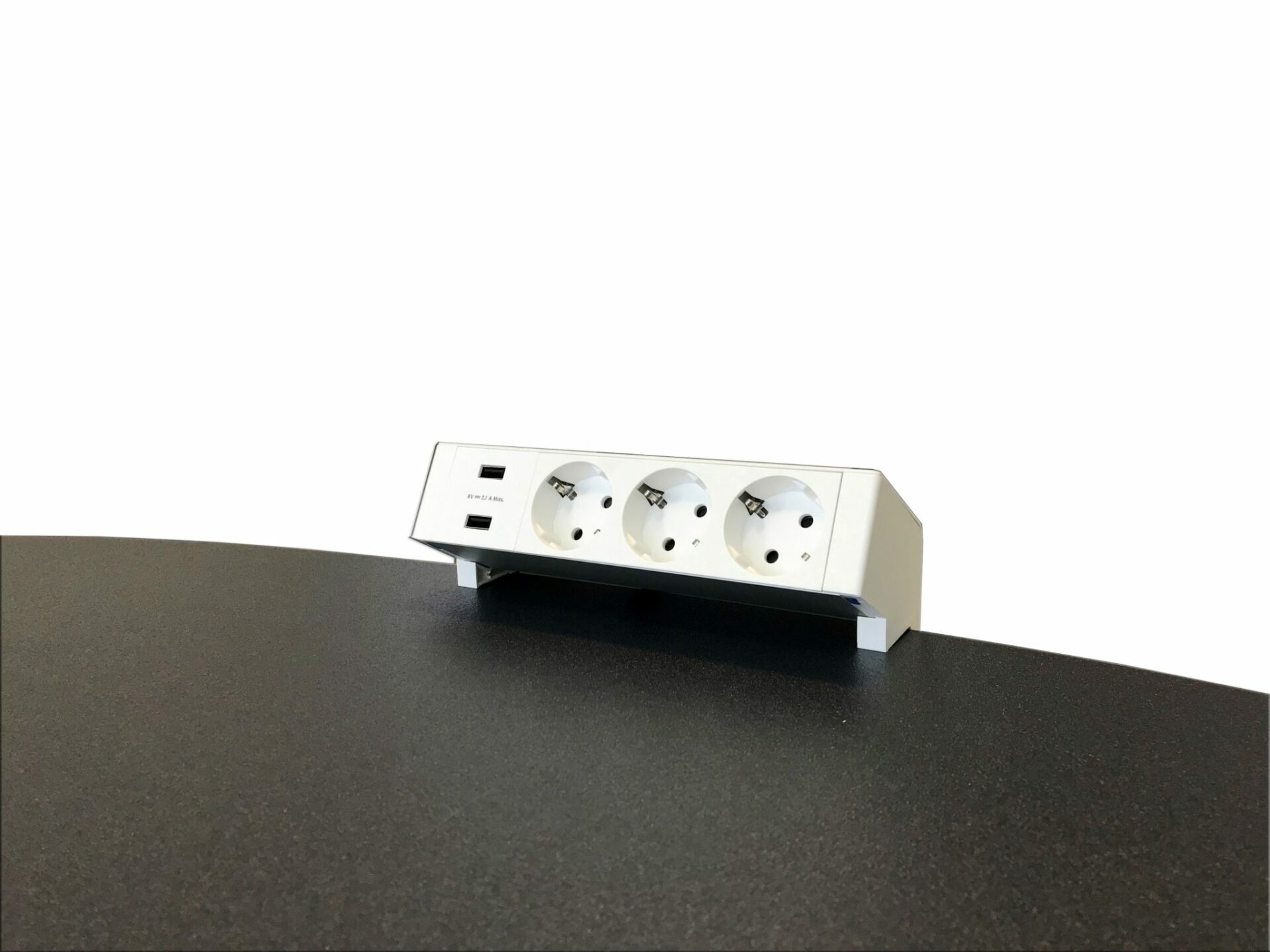 Op het bureau 3 wcd, 2 USB wit