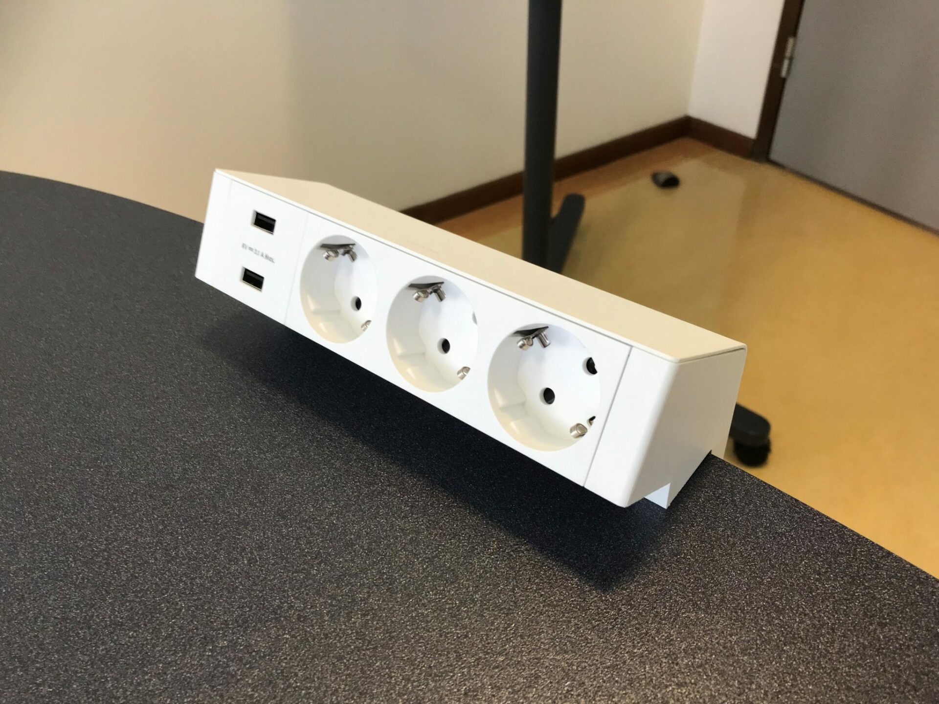 Op het bureau 3 wcd, 2 USB wit - Afbeelding 4
