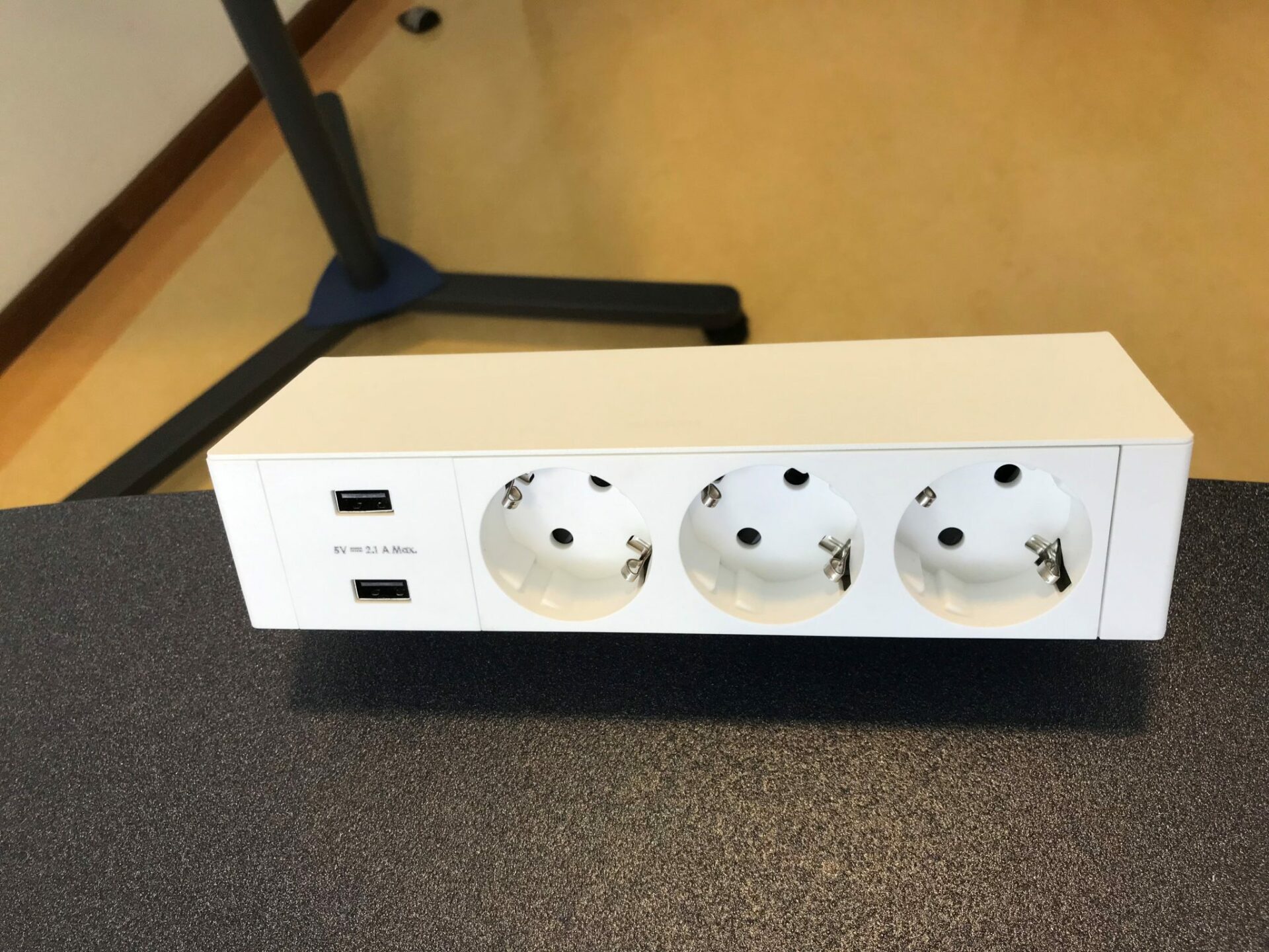 Op het bureau 3 wcd, 2 USB wit - Afbeelding 5